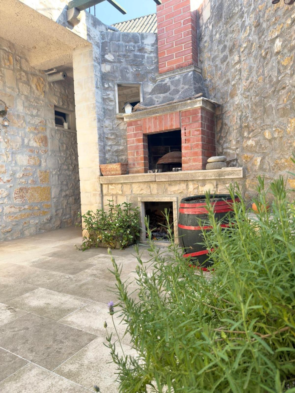 Visilo Stone House Villa Pucisca Exteriör bild